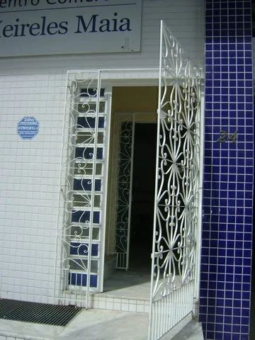 AMPLA SALA, NA COBERTURA DE UM PRÉDIO COM FUNDOS PARA A AVENIDA HERÁCLITO GRAÇA, APROPRIAD