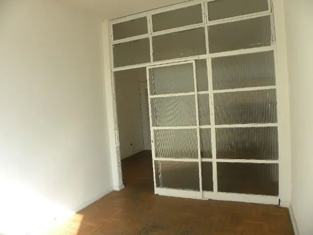 Apartamento com excelente localização no Centro, 2 quartos, sala, cozinha e banheiro.  - Foto 3