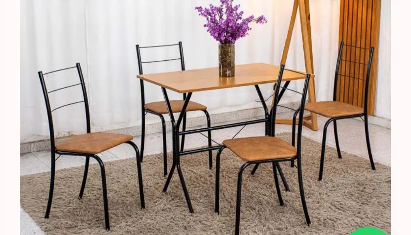 Mesa pequena com 4 cadeiras na caixa
