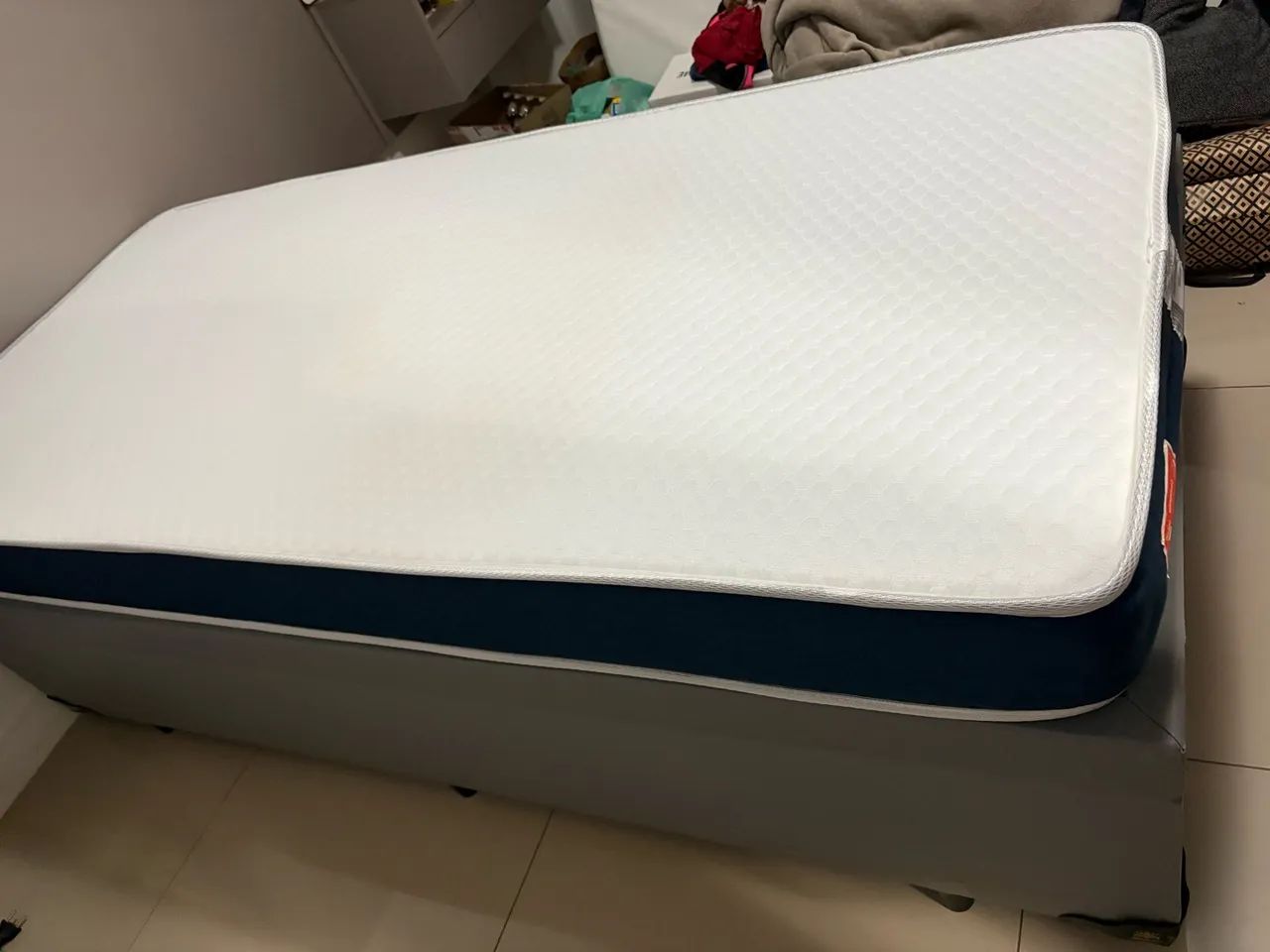 Cama box baú solteiro com colchão Guldi