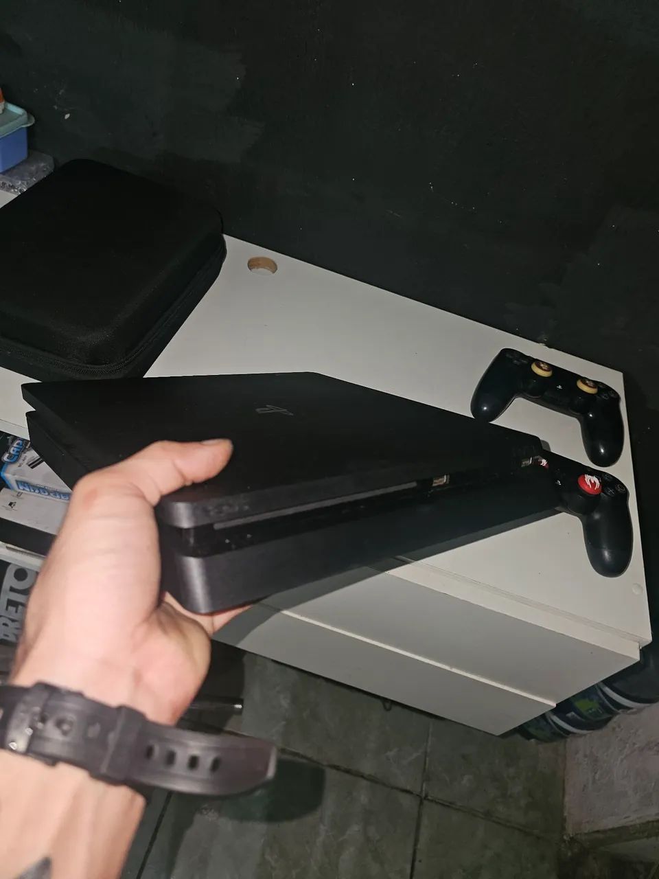 PS4 COM 2 CONTROLES E CASE. - Foto 3