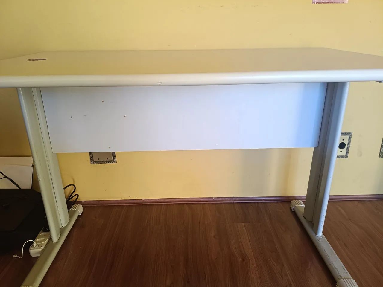 Mesa de escritório espaçosa  - Foto 4