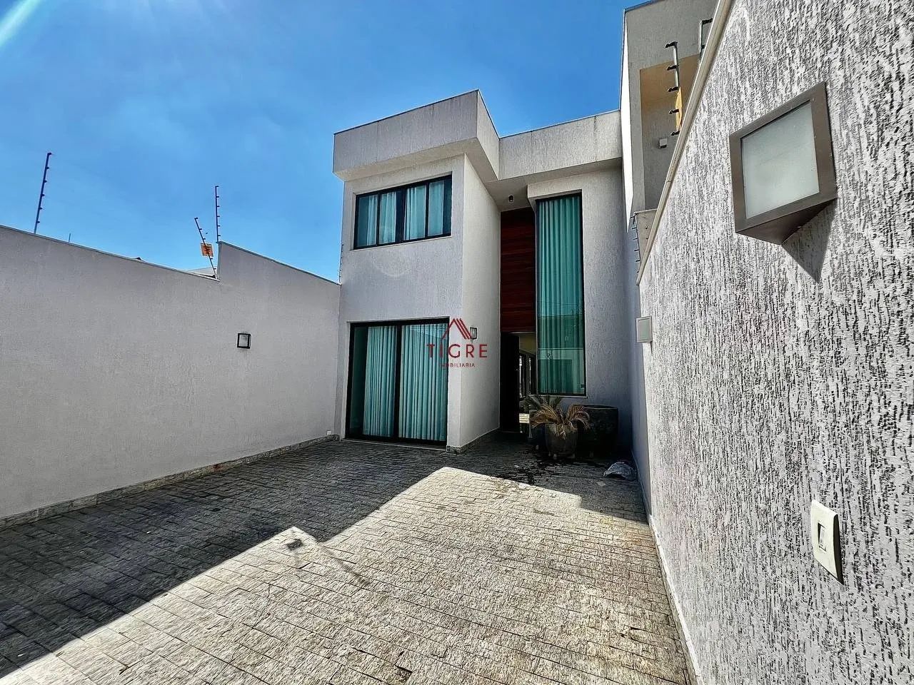 Casa com 3 Quartos 2 suítes para locação, 180m²