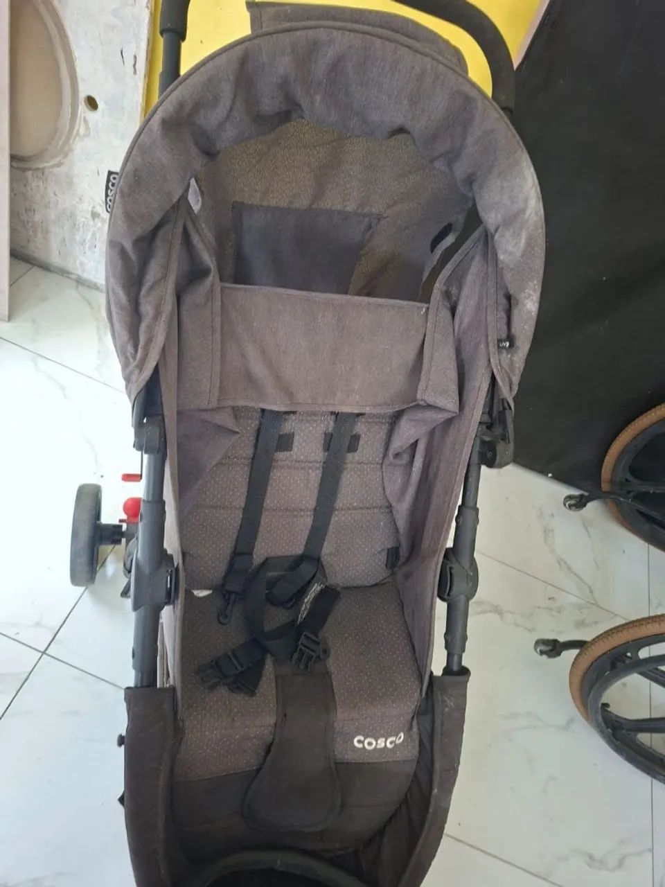 Carrinho de bebê com bebê conforto 