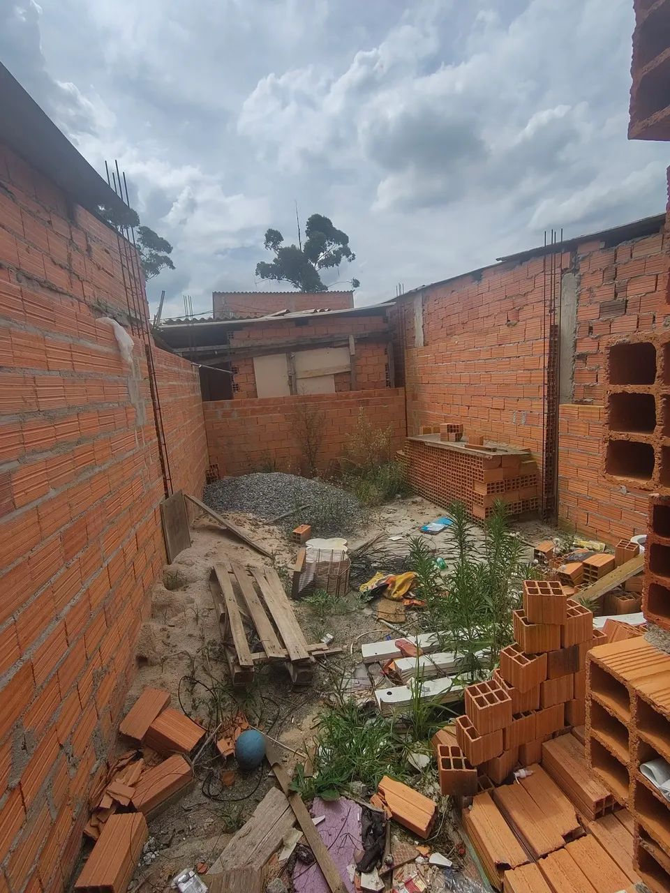 TERRENO PARCIALMENTE CONSTRUÍDO 