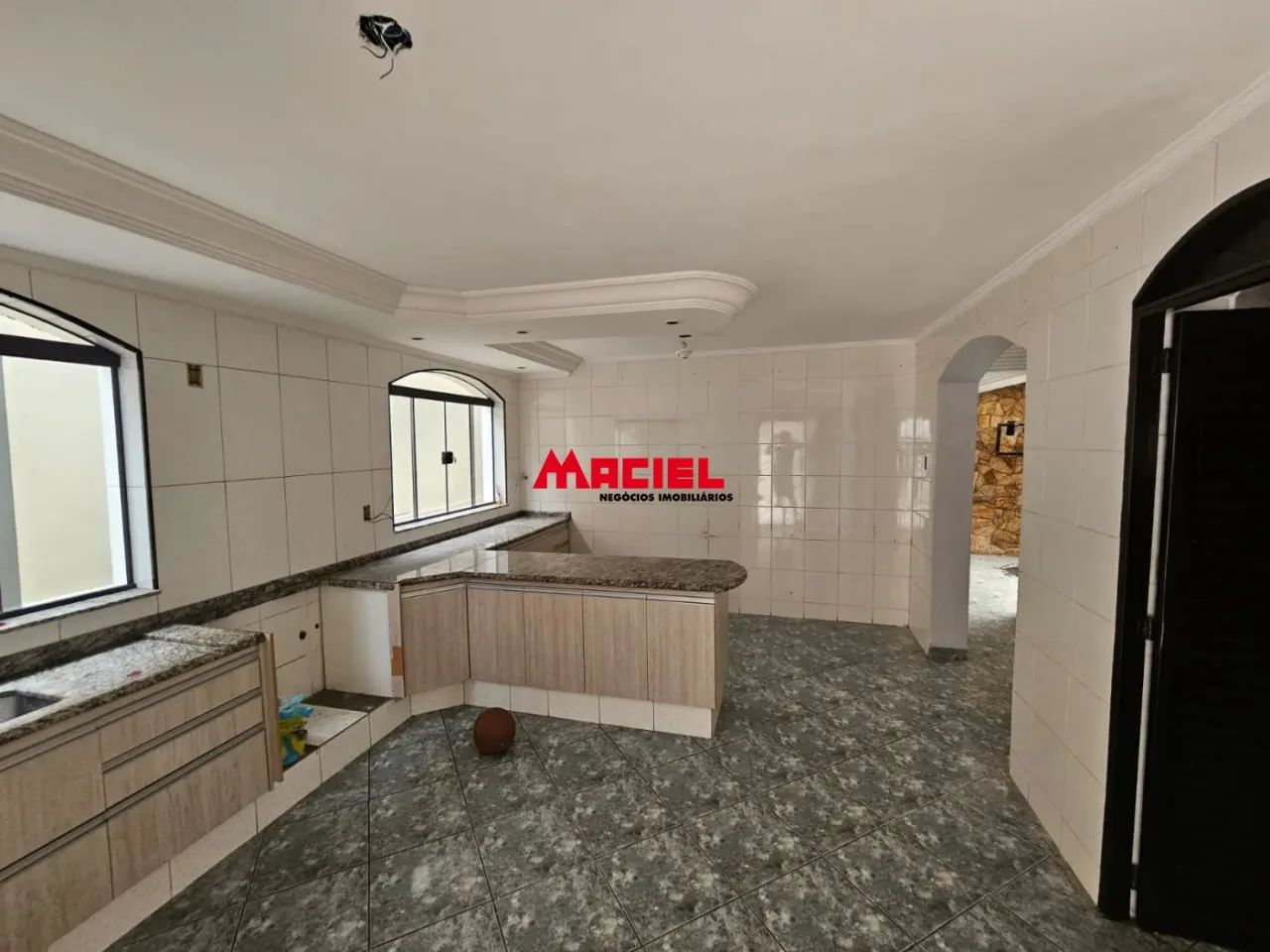 EXCELENTE RESIDENCIA - 05 DORMITÓRIOS -AMPLITUDE E COMODIDADE - TAUBATÉ - Foto 2