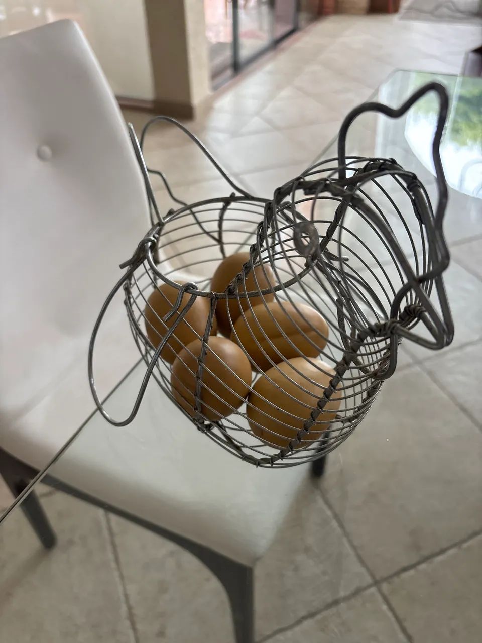 Cesta porta ovos galinha aramado - Foto 2