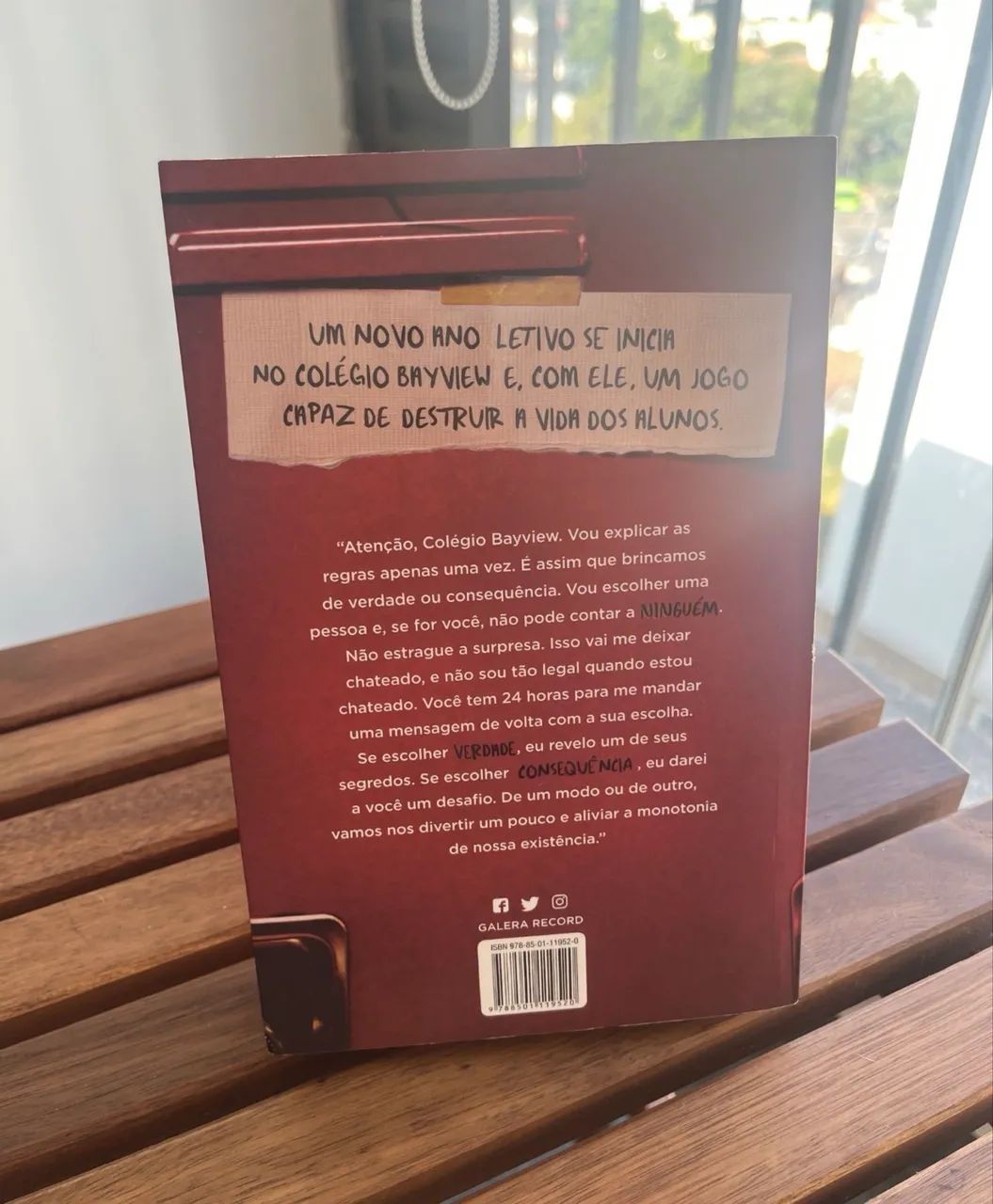 Livro - Um de Nós é o Próximo - Foto 2