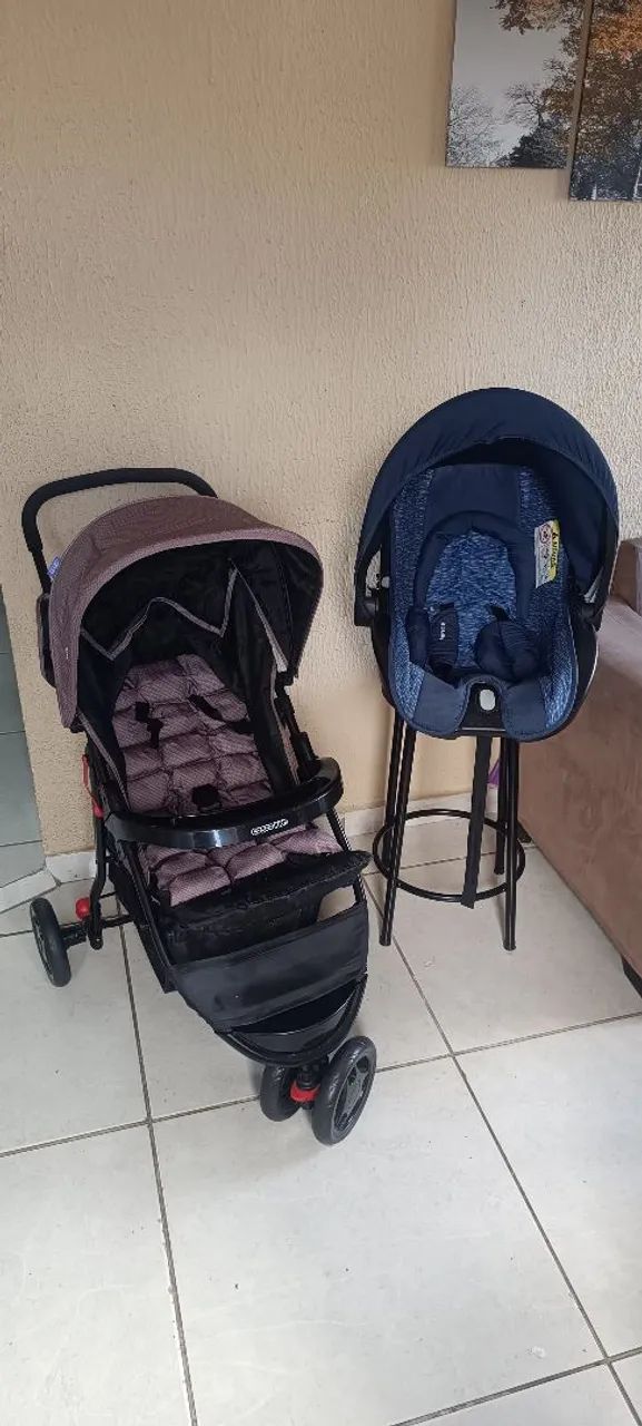 Carrinho de bebê passeio e para carro universal.