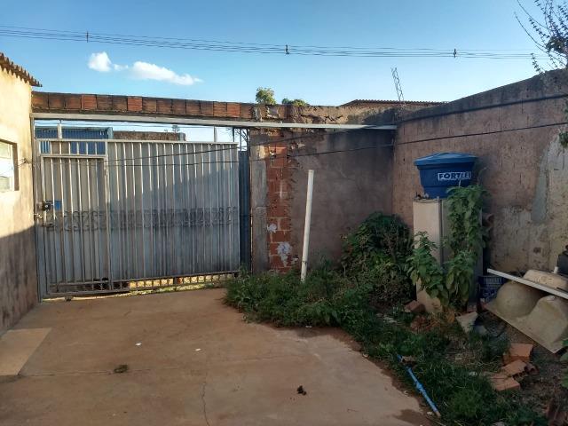 SHSN 2 quartos com casa lateral próximo ao supermercado Trembom