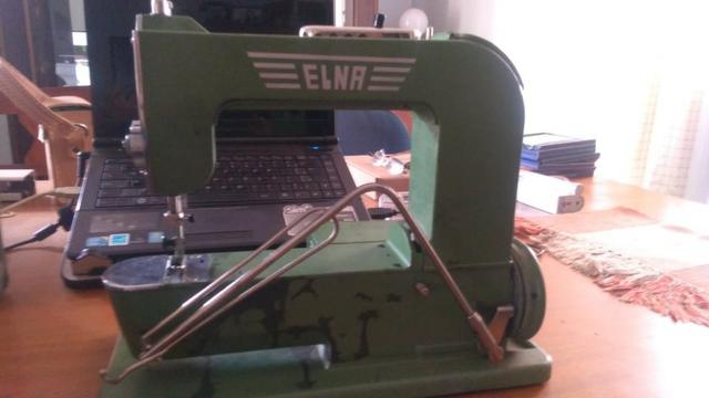 Máquina De Costura Elétrica Antiga, Com Maleta De Metal - Foto 2