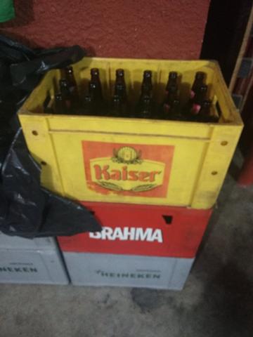 Vendo caixas de cerveja 100 caixas 5 reais cada