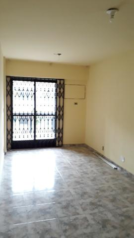 Aluga Aptº 2/4 com garagem de frente na Vila da Penha - Foto 3
