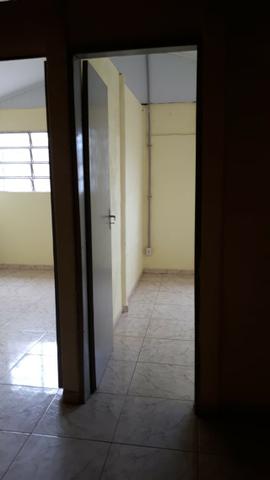 QNM 34 casa 2 quartos mai sobrado nos fundos com duas residencias - Foto 7
