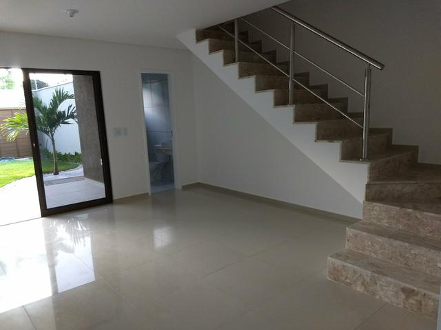 Maravilhosa casa duplex, rua larga e familiar, com uma PRACINHA na frente - Foto 18
