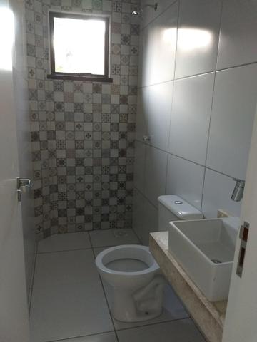 Maravilhosa casa duplex, rua larga e familiar, com uma PRACINHA na frente - Foto 5