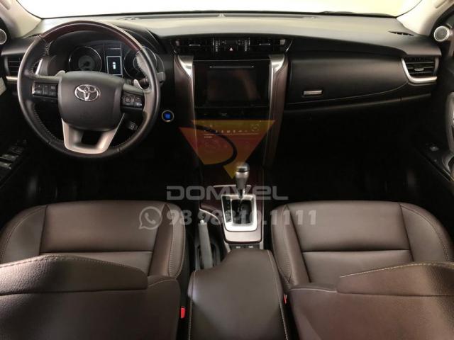 TOYOTA HILUX SW4 2.8 SRX 4X4 7 LUGARES 16V TURBO INTERCOOLER DIESEL 4P AUTOMÁTICO - Foto 13