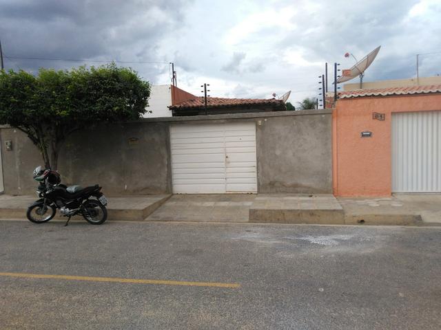 Vendo casa em rua asfaltada com excelente vizinhança - Foto 2