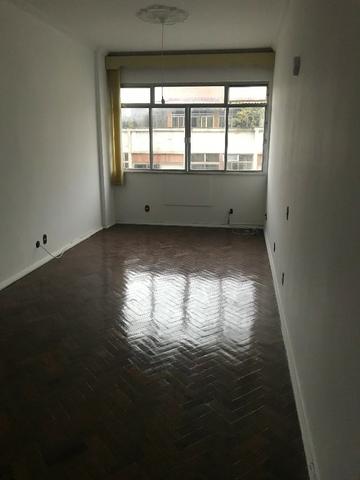 Excelente apartamento com 2 quartos, vaga e dependências no Flamengo! - Foto 2