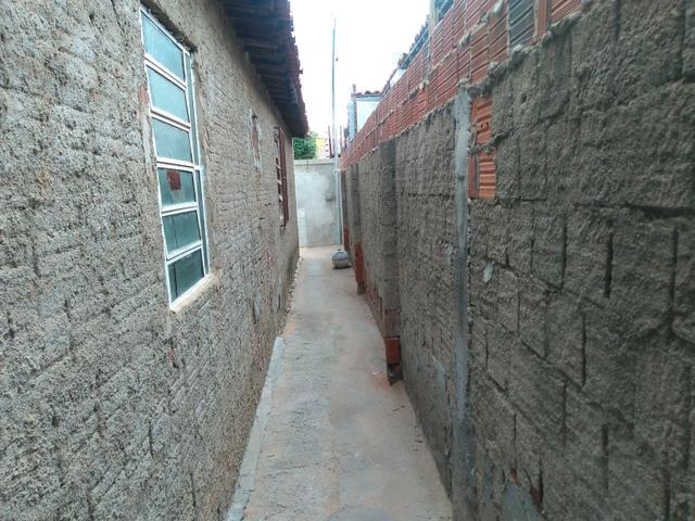Vendo casa em rua asfaltada com excelente vizinhança