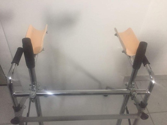 Andador triangular com apoio antebraço