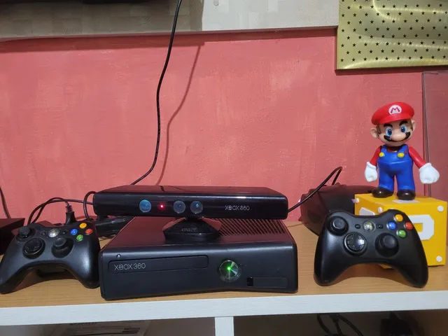 Xbox 360 Bloqueado (Usado) em ótimo estado + 1 controle original e 1  paralelo + 10 jogos originais + Kinect + duas baterias e carregadores.