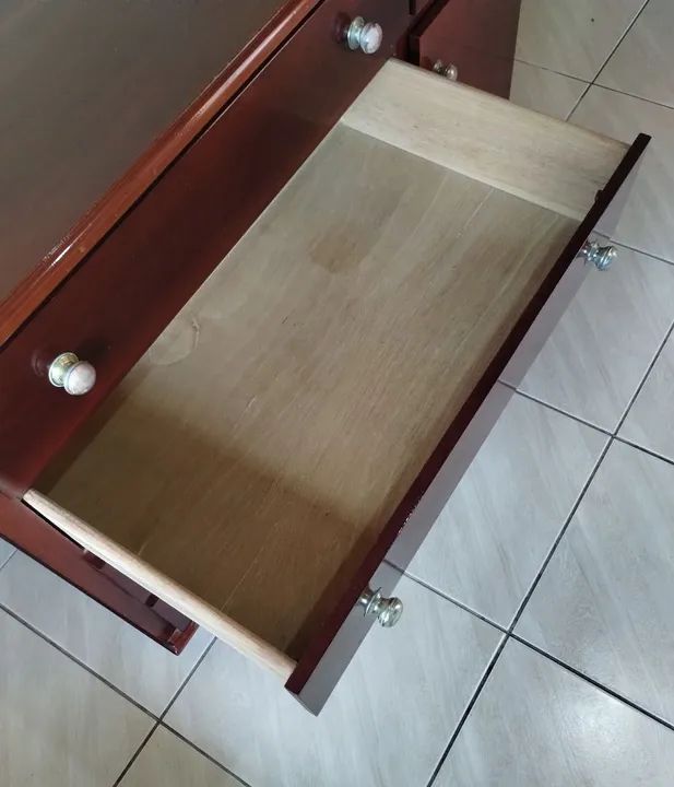 COMODA MADEIRA COM CINCO  GAVETAS E PORTA - Foto 3