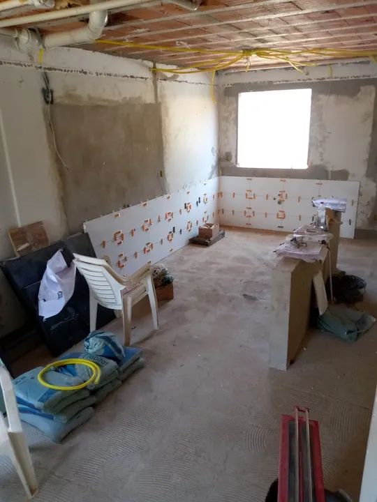 Pedreiro e cerâmista disponível.