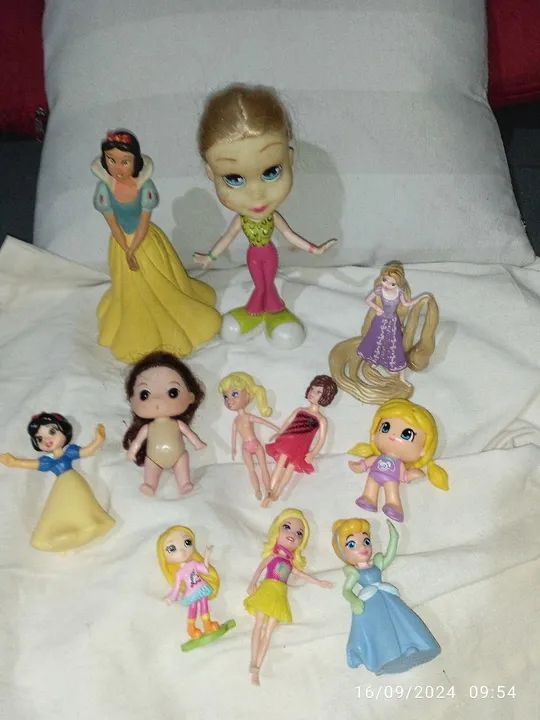 Bonecas pequenas. Kit com 11 peças 