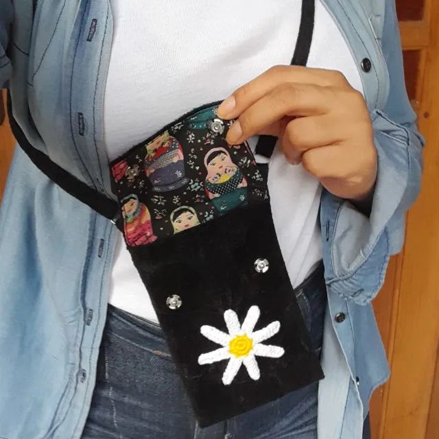 Bolsa Mini Bag Porta Celular Margarida Crochê Suede Preto - Foto 3