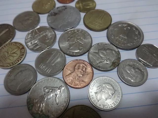 Moedas Antigas Estrangeiras Fora de Circulação - Foto 3