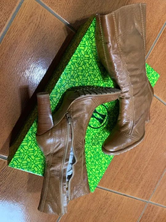 Botas de cano alto em couro marrom - Foto 2
