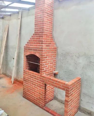 Churrasqueira com bancada no tijolo vermelho 