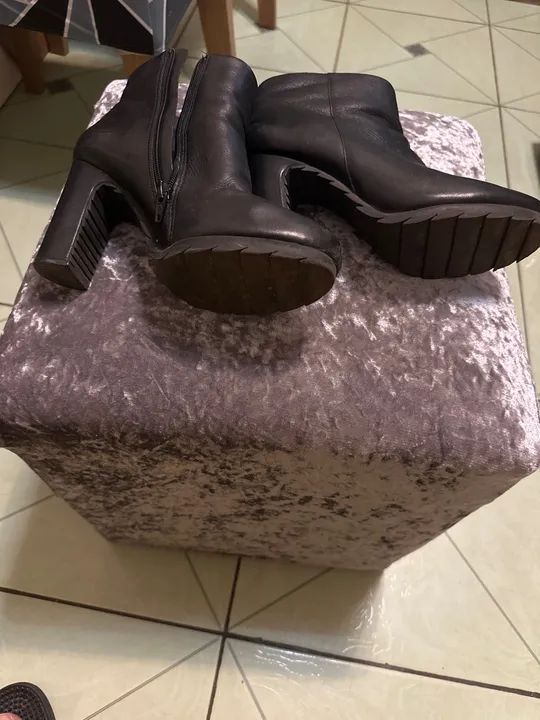 Vendo bota cano curto de couro marca Arezzo número 36 - Foto 5