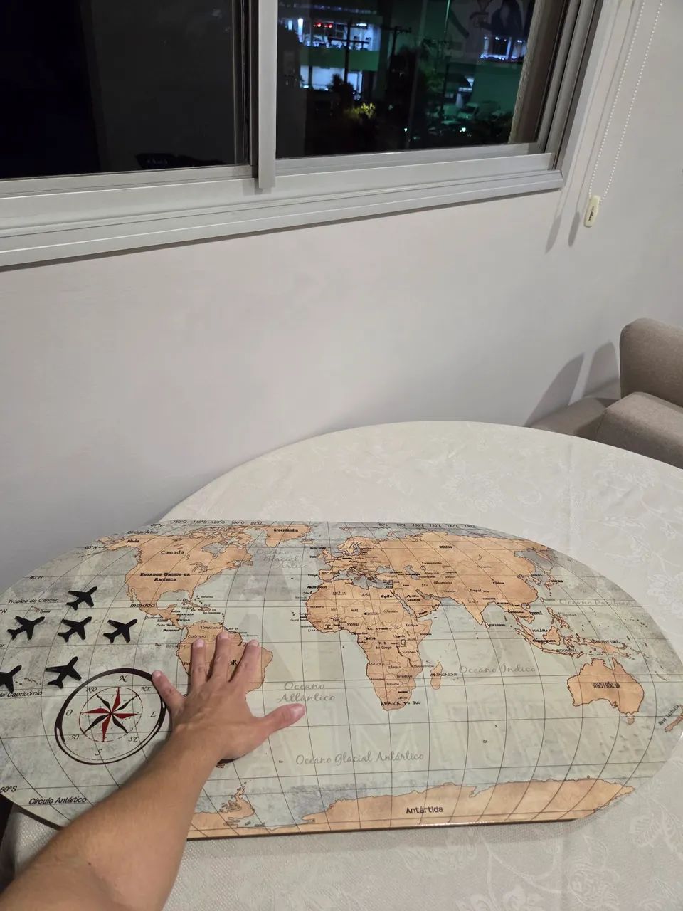 Mapa Mundi decorativo de metal seminovo para escritório c/ imãs de avião - Foto 5