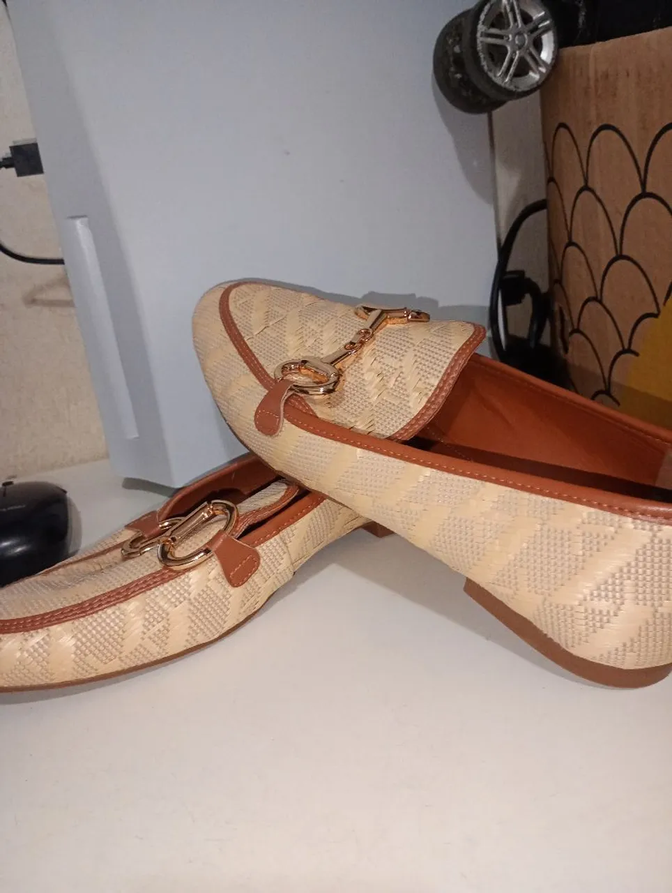 Sapatos Mocassim Bege com Detalhes Dourados
