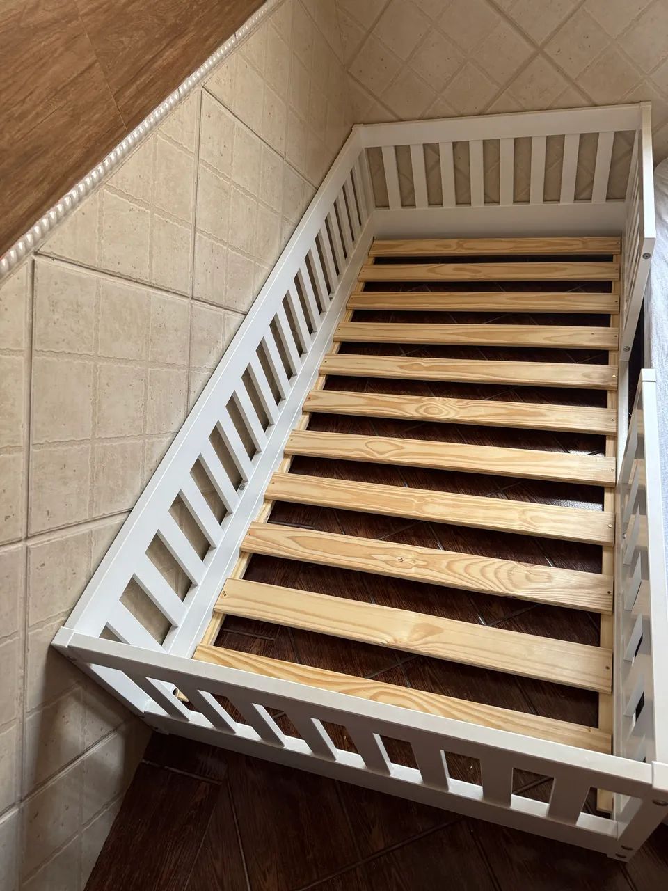 Cama infantil Montessoriana Branca de Madeira