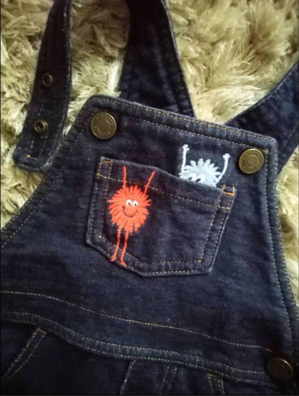 Jardineira curta Jeans Bebê  Carter's - Tamanho 9 meses - Foto 2