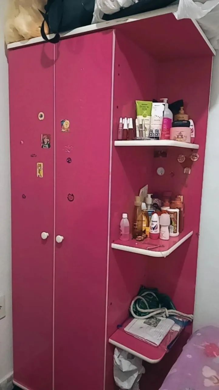 Guarda-Roupa Rosa com Prateleiras