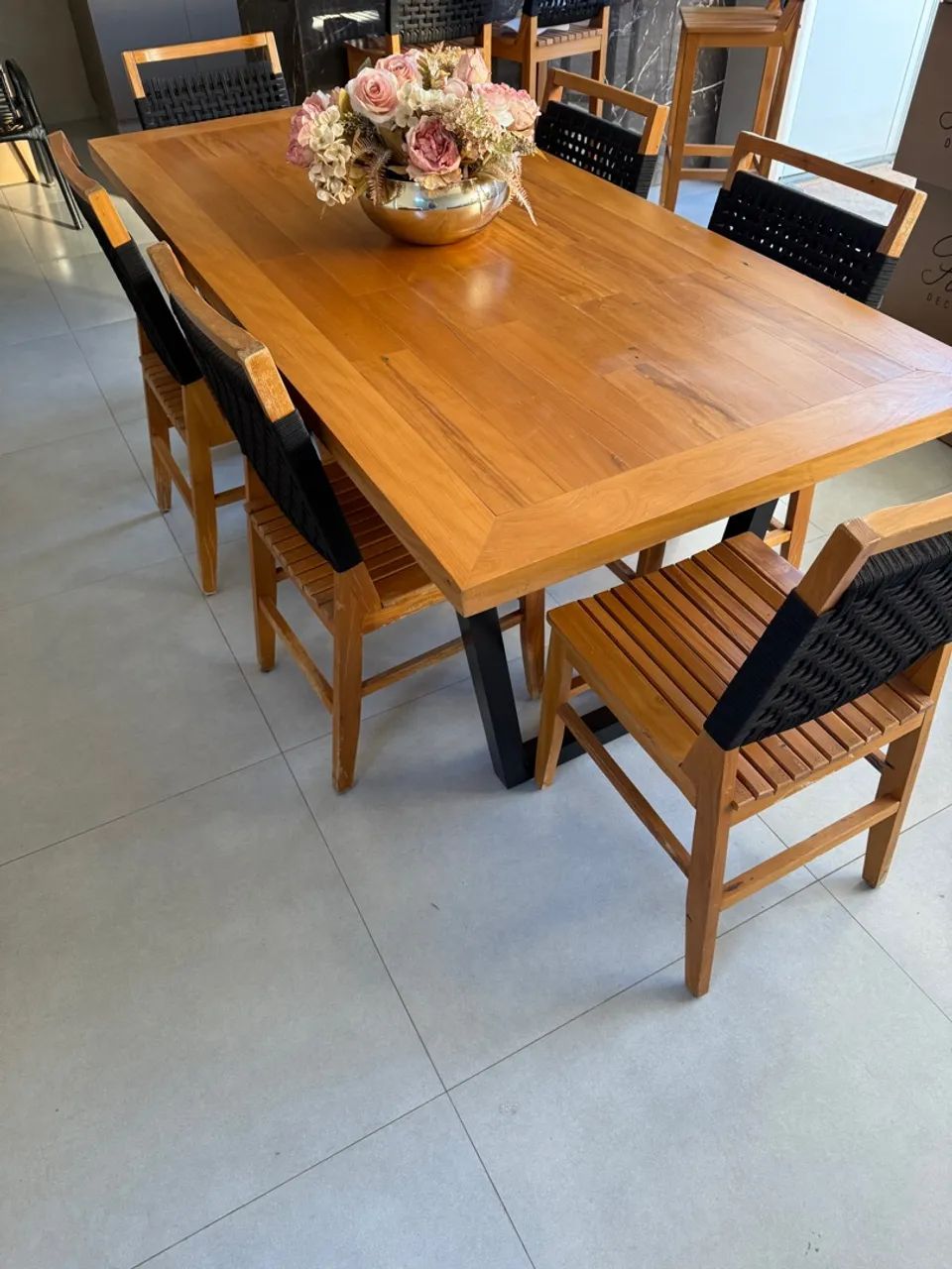 Mesa de jantar de madeira com cadeiras64311596783362120