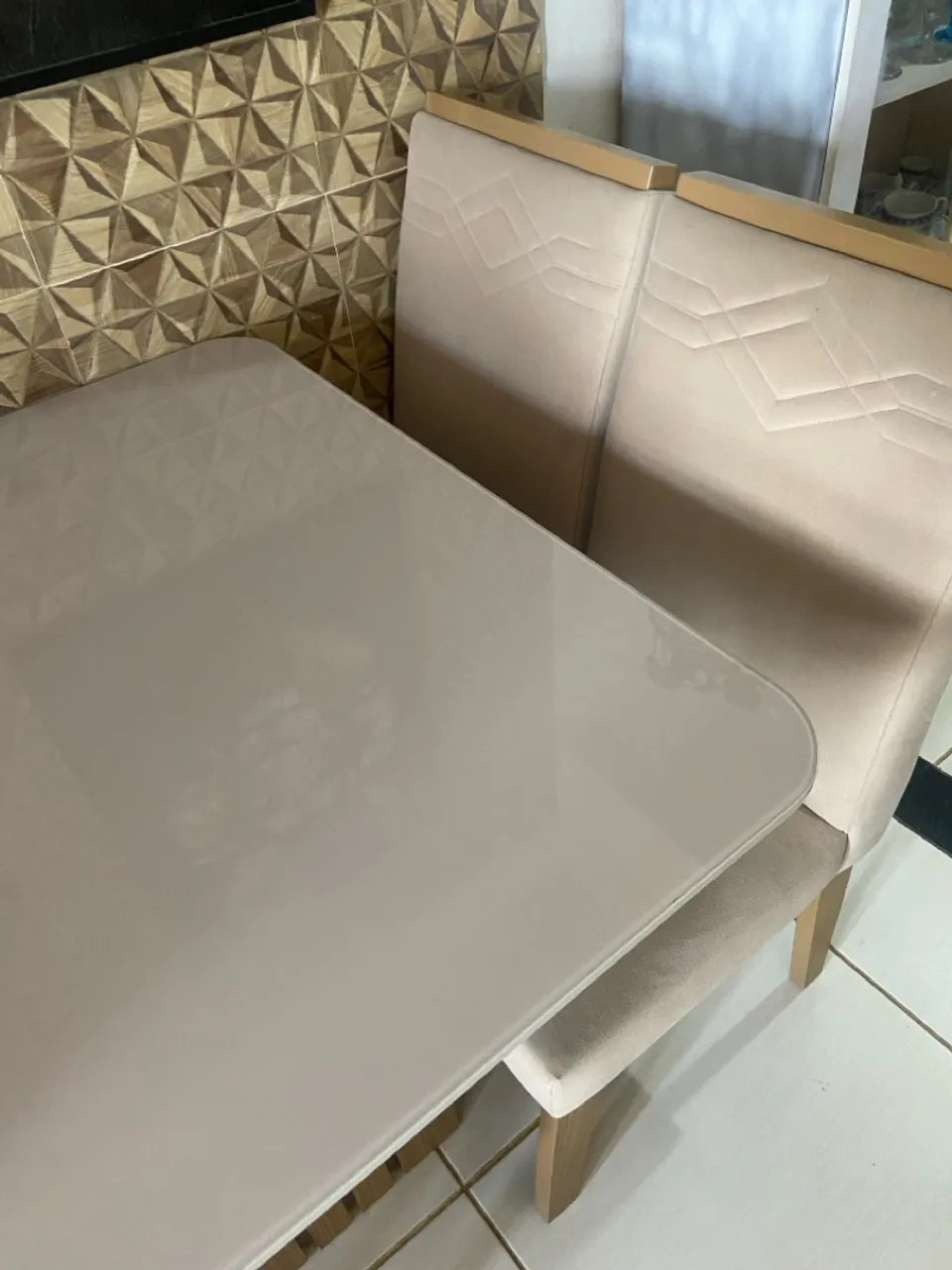 Mesa de jantar elegante com cadeiras estofadas