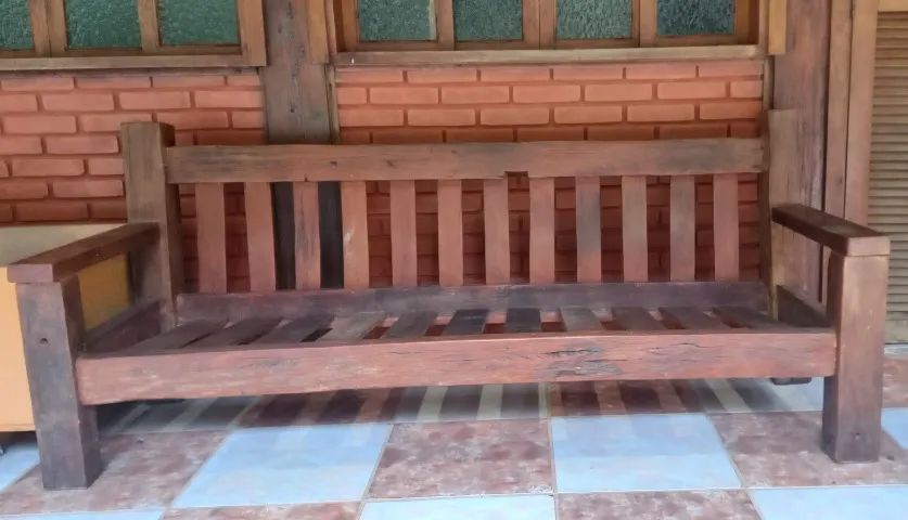 SOFÁ 3 LUGARES CONFECCIONADO COM DORMENTES - Foto 4