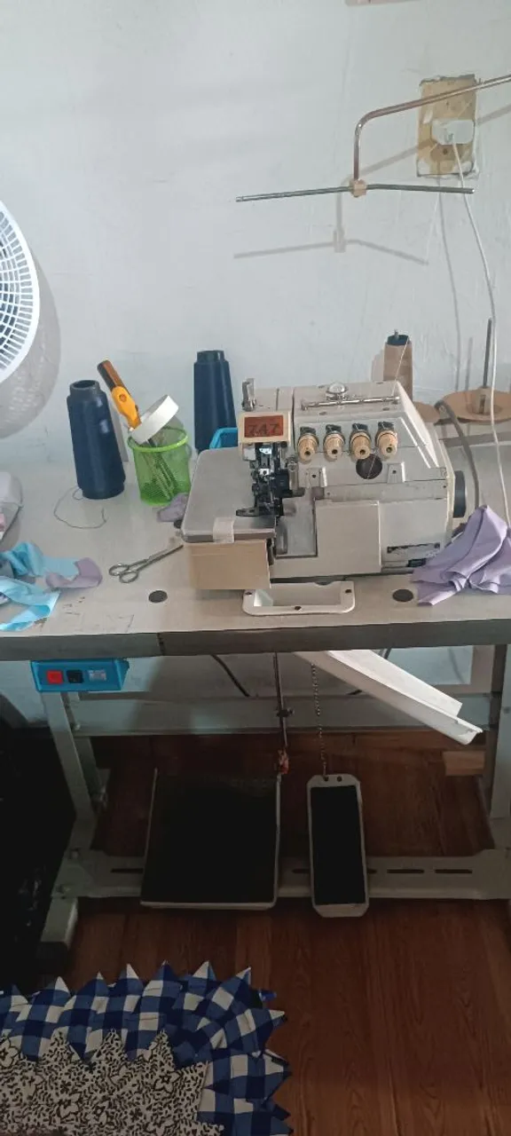 Máquina de Costura Overlock Industrial
