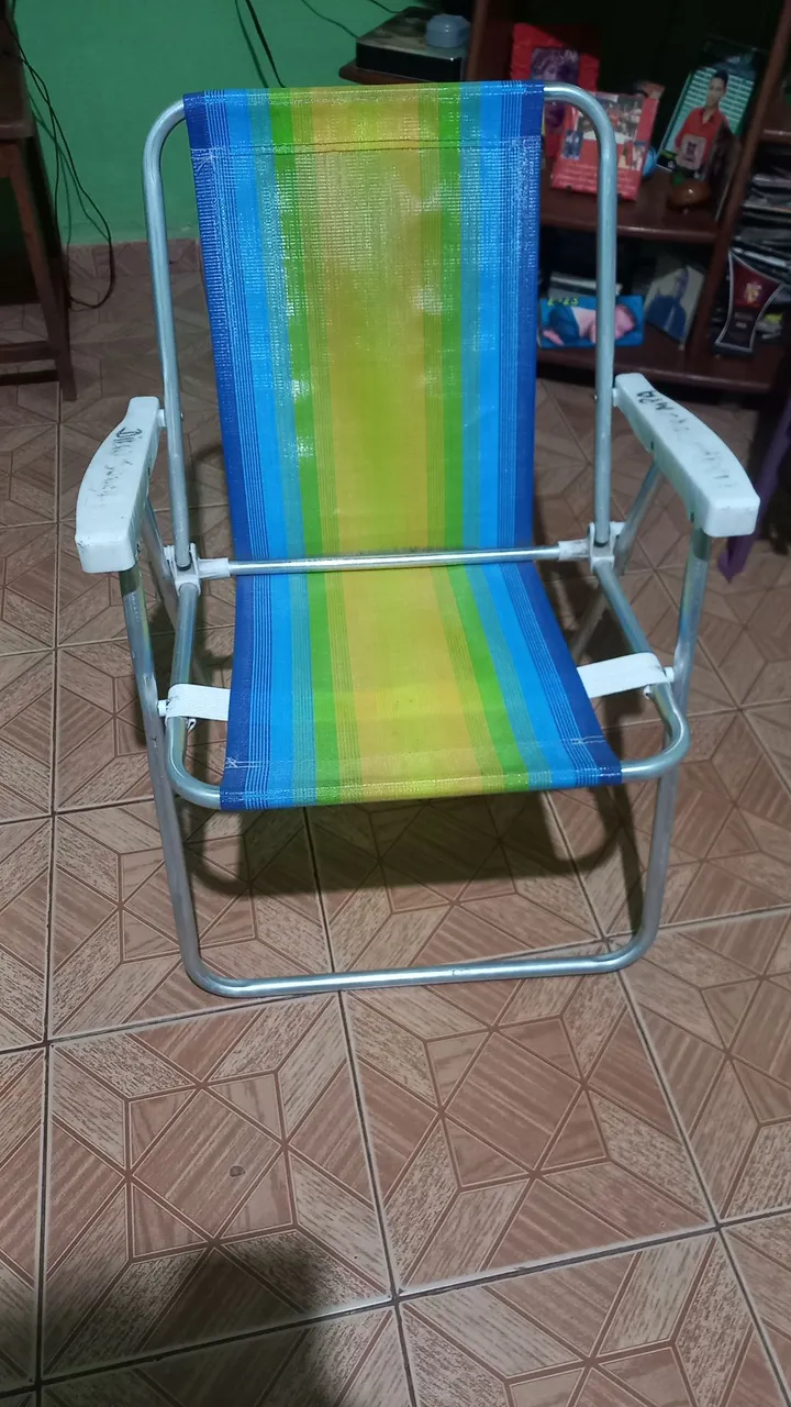 Cadeira de praia dobrável com cores vibrantes
