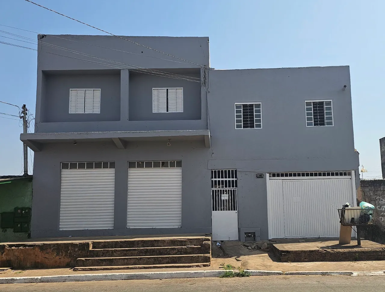 Imóvel com casas lojas e apartamentos no céu azul Valaparaiso