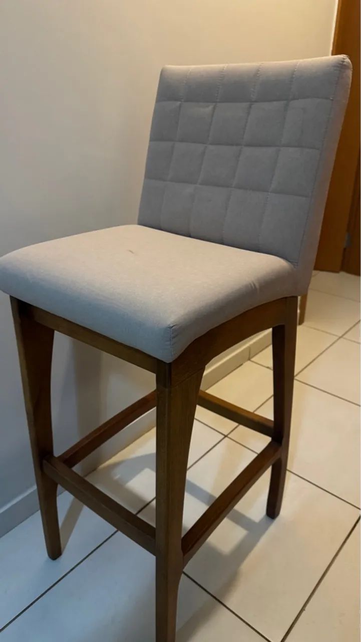Banqueta estofada com pés em madeira maciça  - Foto 4