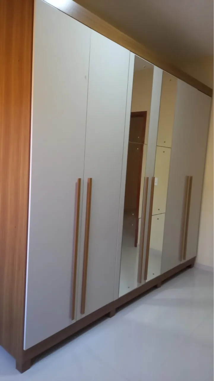 Guarda-Roupa Moderno com Espelho
