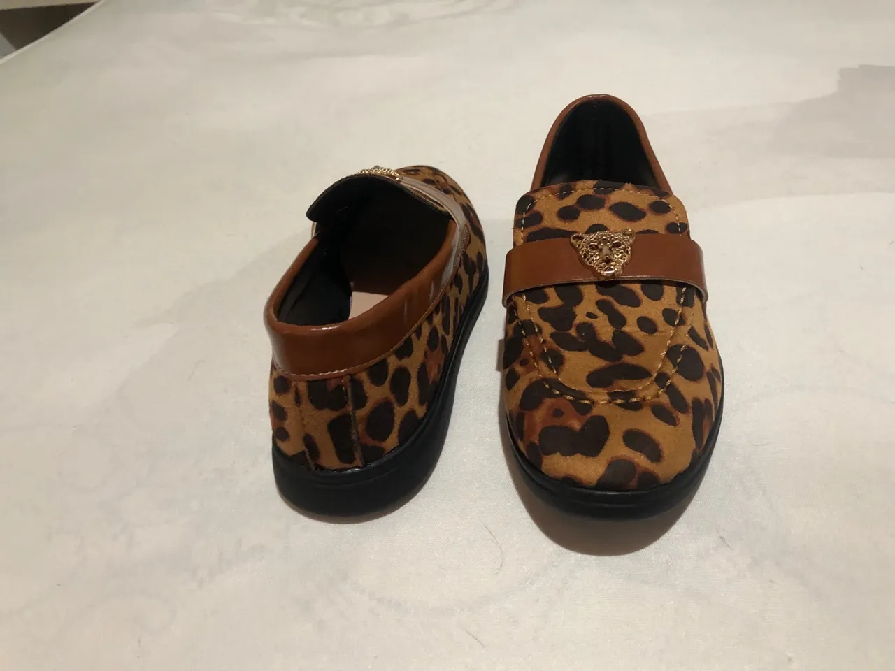 Sapatos Loafer Onça com Detalhe Dourado