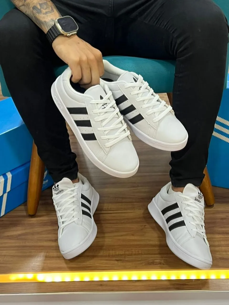 Tênis Adidas Branco com Listras Pretas - Novo