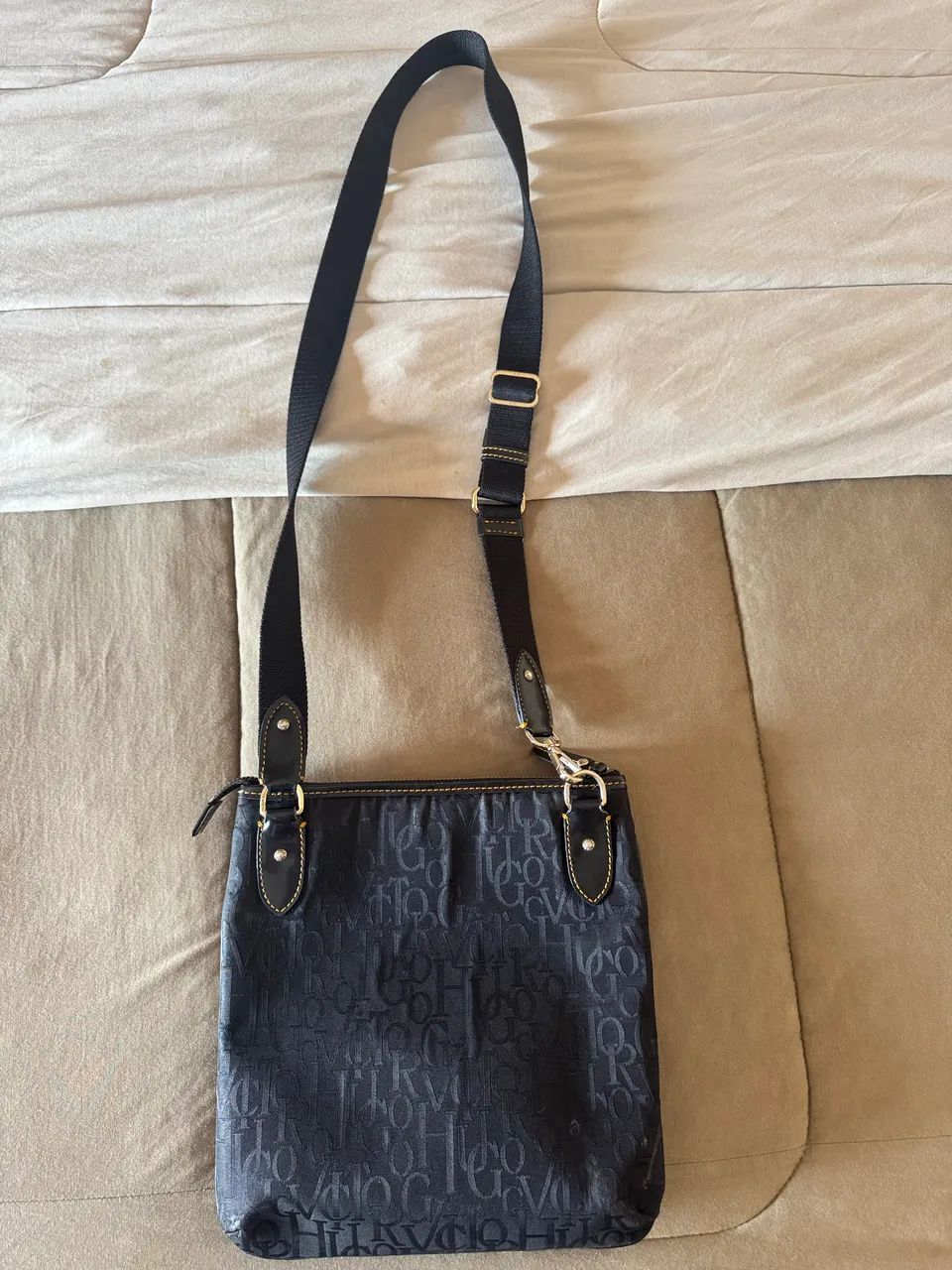Bolsa Victor Hugo Transversal Preta - Original e em Ótimo Estado - Foto 2